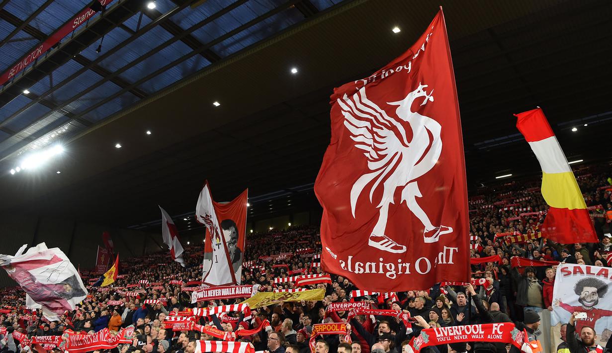Para suporter Liverpool merayakan kemenangan atas Manchester United pada laga Premier League di Stadion Anfield, Liverpool, Minggu (16/12). Liverpool menang 3-1 atas MU. (AFP/Paul Ellis)