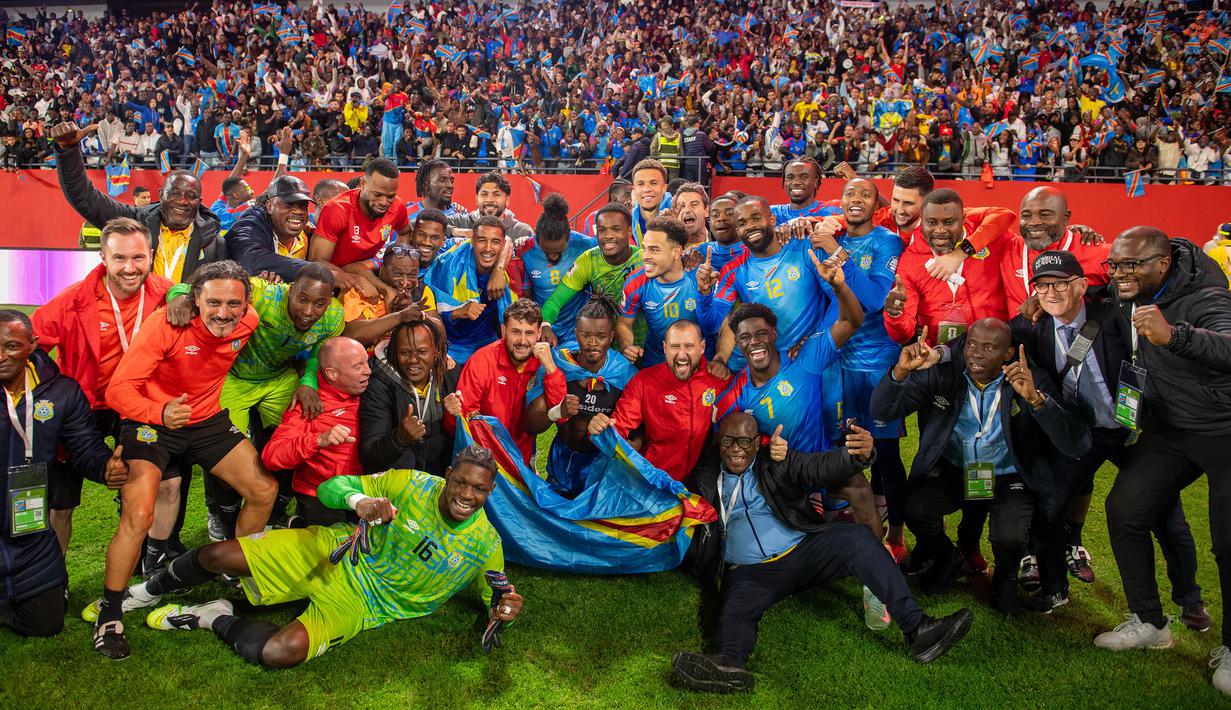 Para pemain, staff pelatih, dan ofisial Kongo berfoto bersama dengan para suporter setelah menang atas Nigeria dalam laga Kualifikasi Piala Dunia 2026 zona Afrika di Rabat, Maroko, Minggu (16/11/2025) waktu setempat. (AP Photo)