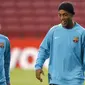 Lionel Messi dan Ronaldinho saat masih bermain bersama di Barcelona. (AFP/Lluis Gene)