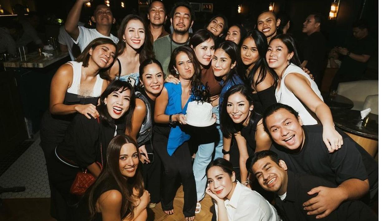 Kemeriahan pesta ultah Gita Janu semakin terasa dengan hadirnya sederet artis Tanah Air. Kakak ipar Nia Ramadhani itu begitu bahagia karena bisa merayakan hari bertambahnya usia bersama para sahabat yang sebagian besarnya berasal dari kalangan selebritis. (Liputan6.com/IG/@gitajanu)
