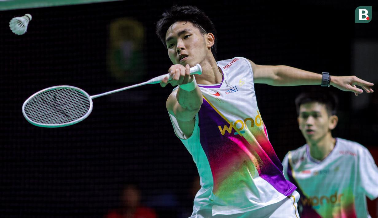 Pebulu tangkis ganda putra Indonesia, Nikolaus Joaquin/Raymond Indra berusaha mengembalikan kok ke arah pasangan Prancis, Eloi Adam/Leo Rossi dalam laga babak 32 besar Indonesia Masters 2026 di Istora, Senayan, Jakarta, Selasa (20/01/2026). (Bola.com/Bagaskara Lazuardi)