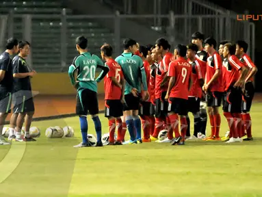 Sebelum memulai sesi latihan para pemain Timnas Laos U19 menyimak secara serius arahan dari pelatih (Liputan6.com/Helmi Fithriansyah)