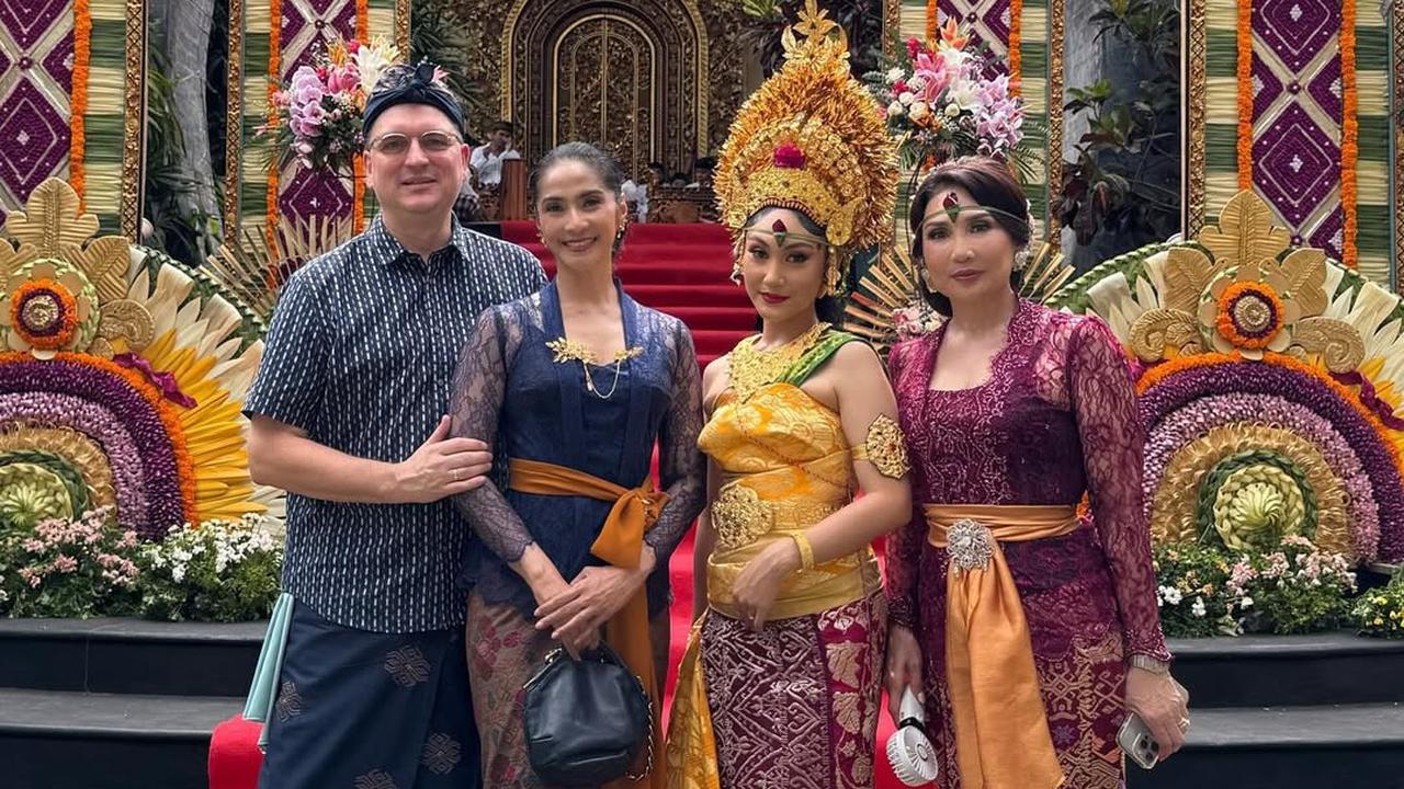 Potret Maudy Koesnadi Kenakan Kebaya Bali yang Selalu Cantik