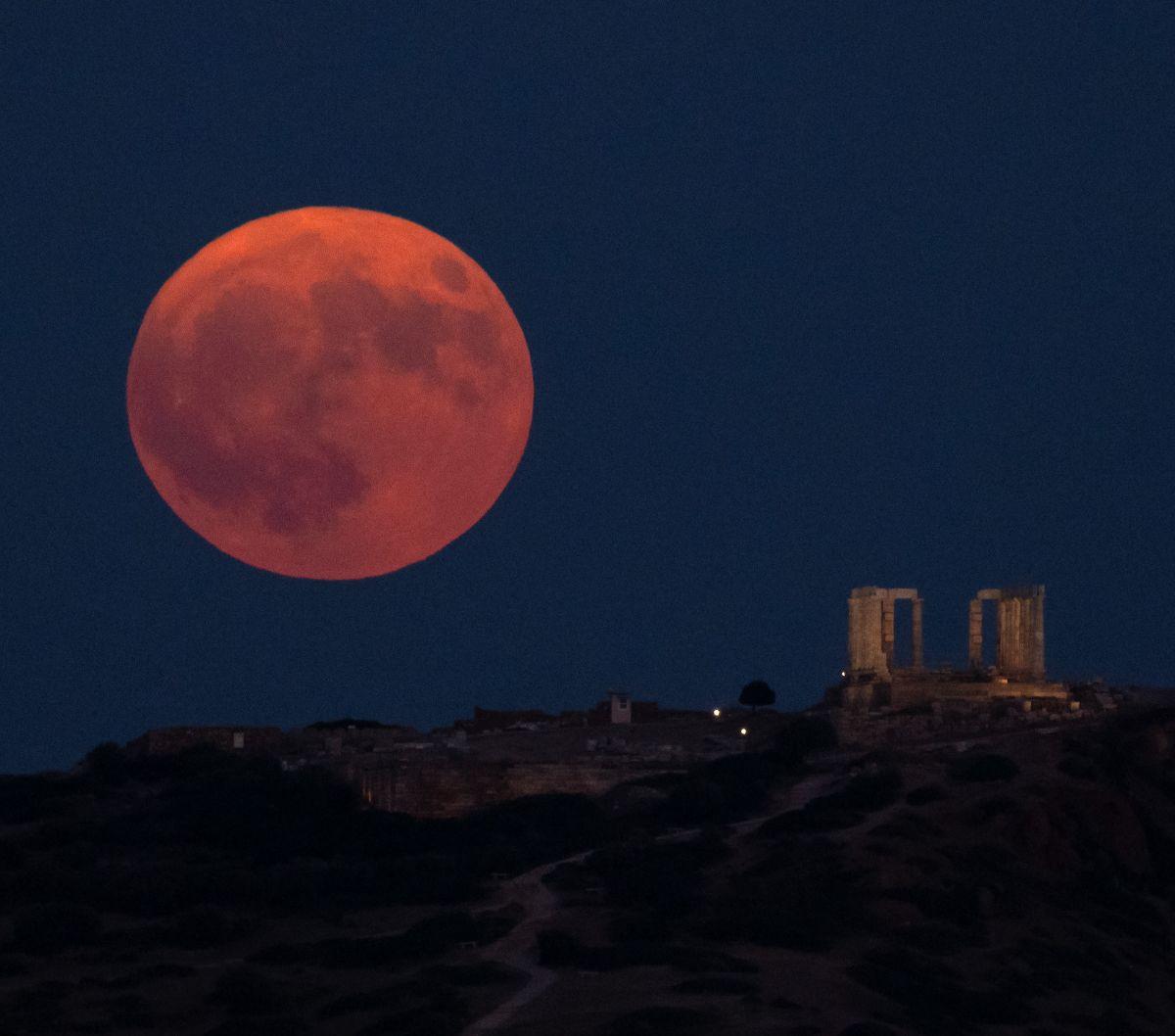 Bulan purnama terbesar atau supermoon terjadi pada Senin (19/8). Fenomena yang juga dikenal sebagai Blue Moon ini menjadi supermoon paling terang pada 2024.&nbsp;