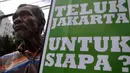Seorang Nelayan saat mengelar demo menolak reklamasi teluk Jakarta di depan kantor DPRD DKI Jakarta, Selasa (1/3). Mereka menyampaikan kekhawatirannya terhadap reklamasi yang bisa menyulitkan mencari ikan. (Liputan6.com/Gempur M Surya)