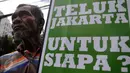 Seorang Nelayan saat mengelar demo menolak reklamasi teluk Jakarta di depan kantor DPRD DKI Jakarta, Selasa (1/3). Mereka menyampaikan kekhawatirannya terhadap reklamasi yang bisa menyulitkan mencari ikan. (Liputan6.com/Gempur M Surya)
