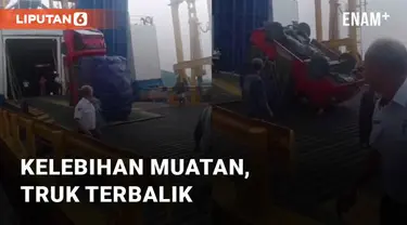 Sebuah truk terbalik saat sebelum masuk kapal mengundang perhatian