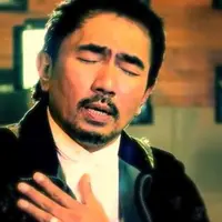 Gatot Brajamusti adalah seorang guru spiritual yang belakangan terjun ke dunia hiburan