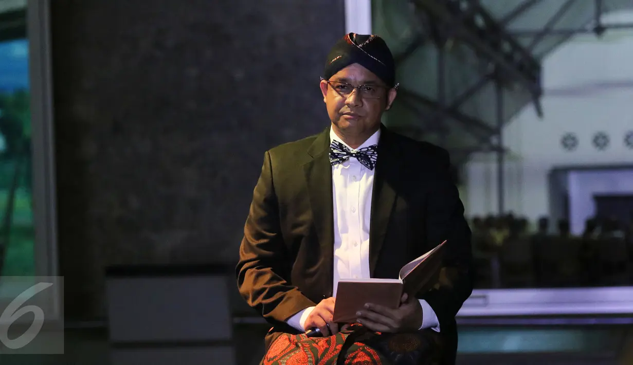 Menteri Pendidikan Nasional  (Mendikbud) Anies Baswedan memerankan pertunjukan monolog tokoh pendidikan Ki Hajar Dewantara dan Dr. Soetomo pada perayaan Pesta Pendidikan di Diorama Monas, Jakarta, Minggu (1/5). (Liputan6.com/Herman Zakharia)