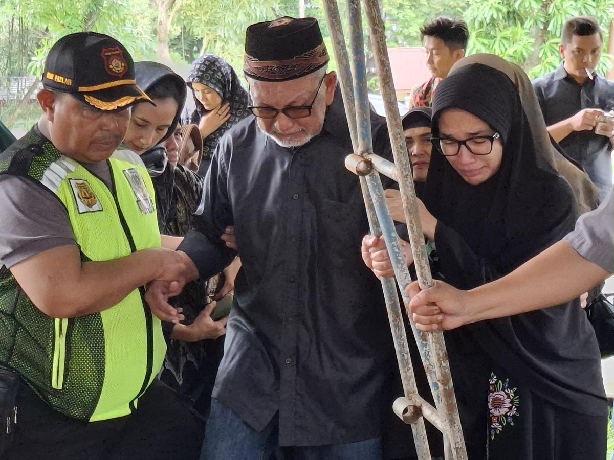 Tangis Ussy Sulistiawaty Pecah Saat Antarkan Ibunda Tercinta ke Peristirahatan Terakhirnya