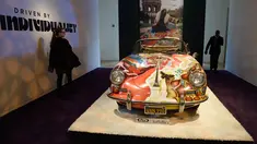 Mobil klasik bernama Janis Joplin " Sejarah Alam Semesta " 1964 Porsche 356 Cabriolet SC dipamerkan di rumah lelang Sotheby, New York, (9/12). Sebanyak 30 mobil klasik akan dilelang oleh Rumah Lelang ini. (AFP PHOTO/DON Emmert)