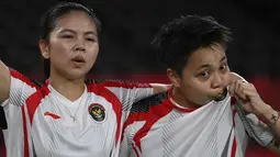 Selebrasi ganda putri Indonesia Apriyani Rahayu dan Greysia Polii setelah menang atas pasangan China pada final badminton ganda putri Olimpiade Tokyo 2020 di Musashino Forest Sport, Senin (2/8/2021). (Alexander NEMENOV/AFP)