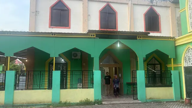 Masjid Al-Mujahidin di Kelurahan Sudiang Raya, Kecamatan Biringkanaya, Kota Makassar menjadi sasaran sosok misterius yang membakar lemari berisi peralatan salat. (Liputan6/Fauzan)