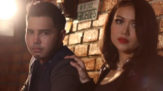 DJ Intan Hood bersama penyanyi Malaysia, Johan Eusoff