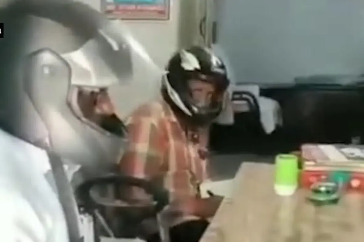 Bangunan Kantor Rapuh, Pegawai Pemerintahan India Pakai Helm Motor Saat Kerja