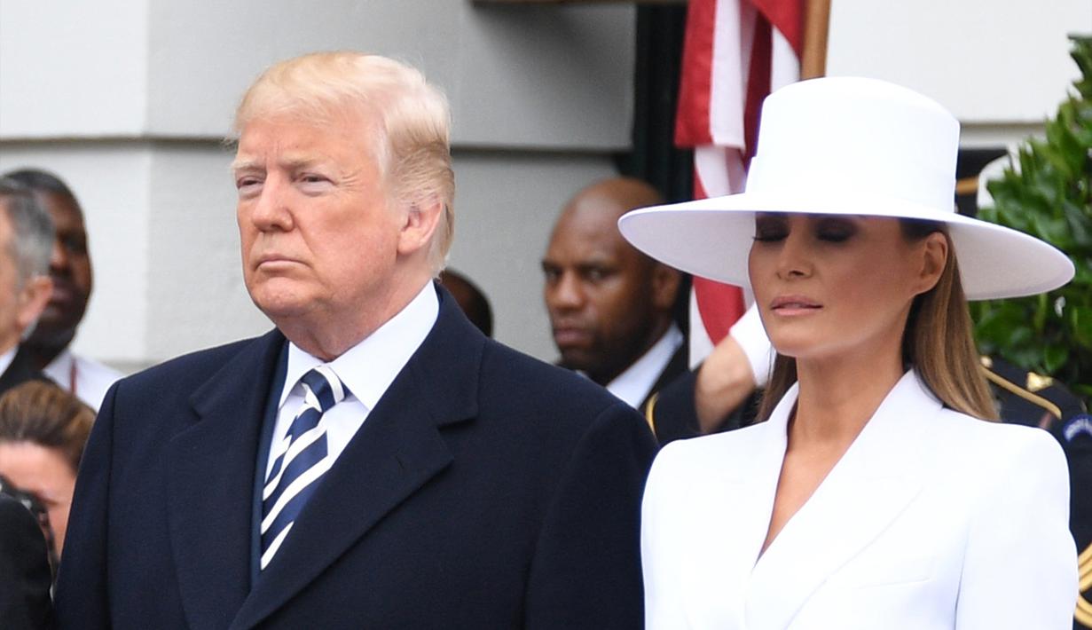 <p>Presiden AS Donald Trump bersama istrinya Melania Trump saat menerima kunjungan Presiden Prancis Emmanuel Macron dan istrinya Brigitte Macron di Gedung Putih, Washington (24/4). (AFP/Jim Watson)</p>