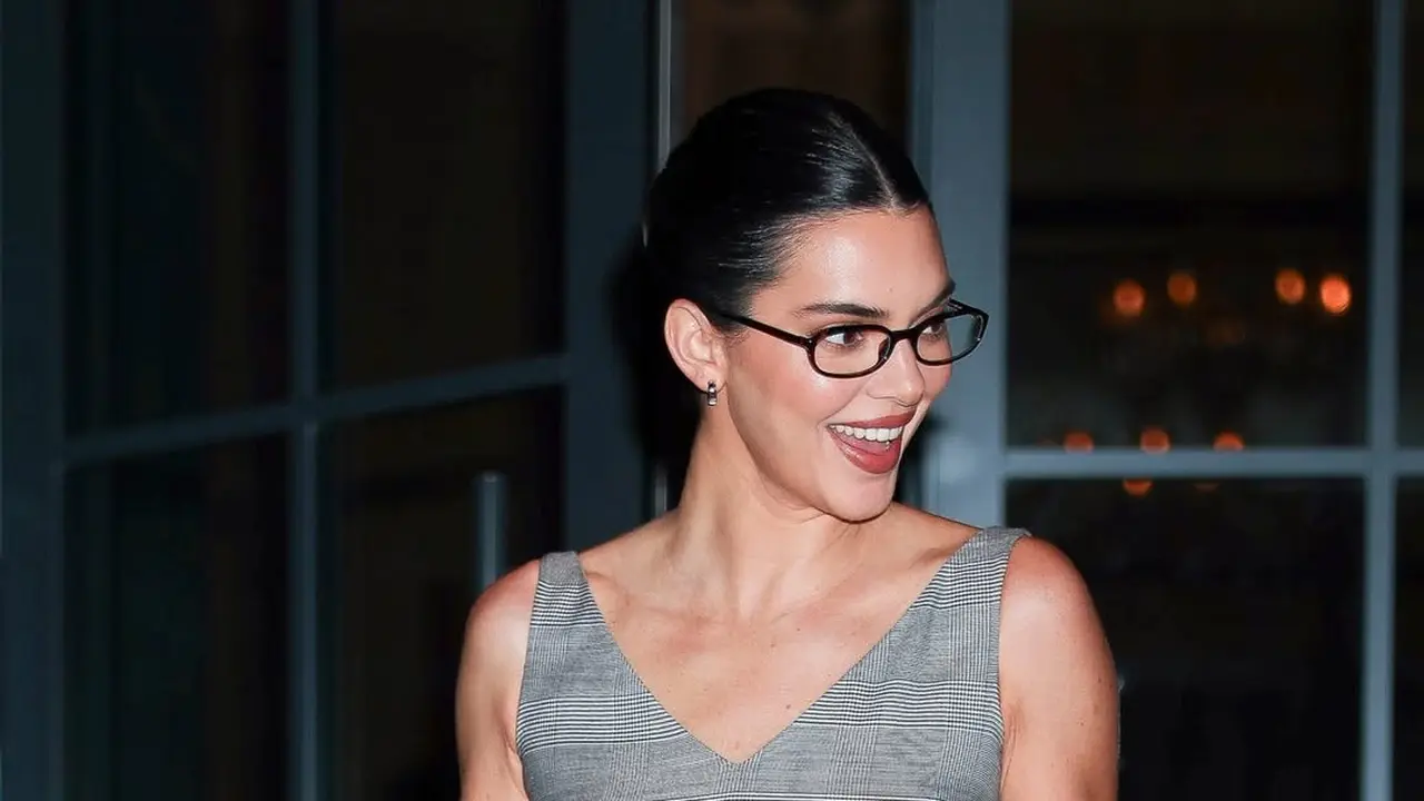 Gaya Kendall Jenner Pancarkan Office Siren Look Usai Tampil di New York Fashion Week