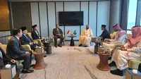 Menag Yaqut Cholil Qoumas bersama Menteri Haji dan Umrah Arab Saudi Tawfiq F Al Rabiah di Jeddah. (Dokumentasi Kemenag)