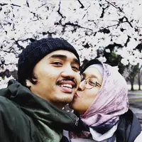 Hampir dua dekade menikah, Duta dan Adelia diketahui jarang mengumbar kemesraan mereka. Pasangan ini lebih senang memperlihatkan momen quality time bersama anak-anak tercinta. (Instagram/pakduta)