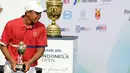Naraajie Emerald Ramadhan Putra mendapatkan trofi atas prestasinya di turnamen golf pro BRI Indonesia Open 2019 dengan menduduki peringkat keempat pada Minggu (1/9/2019) di Lapangan Golf Pondok Indah, Jakarta. (Bola.com/Peksi Cahyo)