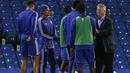 Guus Hiddink hadir saat Chelsea menang melawan Sunderland, Hiddink menggantikan Jose Mourinho yang dipecat setelah kalah tidak mampu membawa Chelsea keluar dari papan bawah klasemen Liga Premier Inggris. (AFP Photo/Ian Kington)