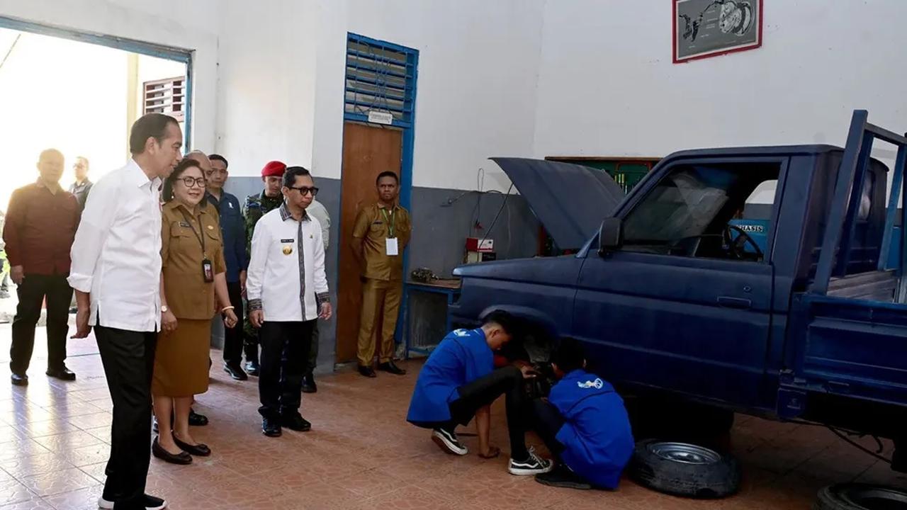 Siswa kelas 11 teknik otomotif bernama Gedor bercerita saat Presiden Jokowi menghampiri kelasnya. Gedor saat itu tengah mengerjakan proses pembersihan katup.