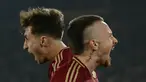 Pemain belakang AS Roma, Angelino (kanan) merayakan gol dengan rekan setimnya pada pertandingan leg pertama 16 besar Liga Europa 2024/2025 melawan Athletic Bilbao di Stadion Olimpico, pada Kamis 6 Maret 2025 waktu setempat atau Jumat (7/3/2025) dini hari WIB. (Filippo MONTEFORTE/AFP)