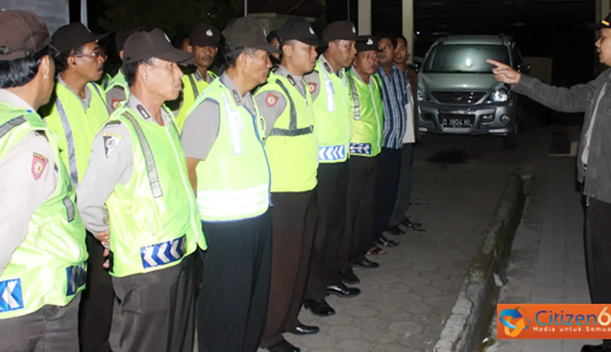 Citizen6, Kendal: Petugas Polsek Weleri, Sabtu (11/6), melakukan operasi penertiban guna menyikapi adanya keluhan pedagang tentang preman yang pura-pura menjadi tukang parkir dan meminta sejumlah uang. (Pengirim: Aryo Widiyanto)