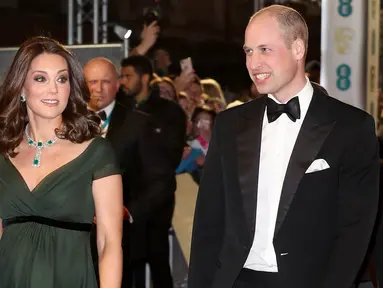 Kate Middleton didampingi Pangeran William berjalan di karpet merah acara penghargaan film British Academy Film Awards (BAFTA) 2018 di London, Minggu (18/2). Namun, pilihan pakaian Kate Middleton mendapat kritik dari beberapa orang. (AP/Antonio Calanni)