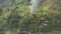Kelompok Kriminal Bersenjata di Papua membakar bangunan SMP Negeri Kiwirok di Desa Sopamikma, Distrik Kiwirok, Kabupaten Pegunungan Bintang. (Dok: Polri)