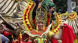 Penari bersiap mambawakan tarian adat Tabalong saat CDF di Jakarta, Minggu (28/1). Tarian tersebut dilakukan dalam rangka festiival etnik Tabalong agar masyarakat mengenal tarian yang berasal dari  Kalimantan Selatan tersebut. (Liputan6.com/Angga Yuniar)
