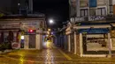 Pemandangan alun-alun Monastiraki di Athena, Yunani, Minggu (25/10/2020). Pemerintah Yunani telah memberlakukan jam malam di Athena, Thessaloniki, dan daerah lain dengan tingkat infeksi COVID-19 yang tinggi serta kewajiban penggunaan masker. (AP Photo/Yorgos Karahalis)