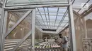 Warga saat melakukan perawatan sayur yang ditanam dengan sistem hidroponik di sebuah greenhouse atau rumah kaca di Rusun Menara Samawa, Pondok Kelapa, Jakarta Timur, Senin (14/2/2022). (merdeka.com/Iqbal S.Nugroho)