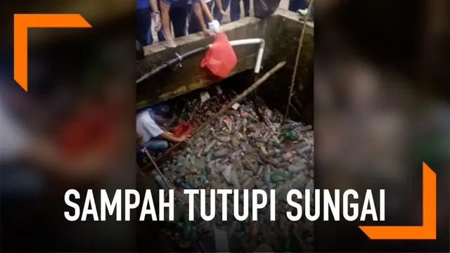 Beredar video sampah plastik menumpuk di sungai di Manado. Akibatnya aliran sungai menjadi terhambat.