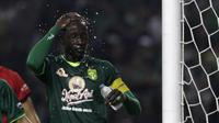 Striker Persebaya, Makan Konate, saat menghadapi Persik Kediri di laga pembuka Shopee Liga 1 2020, Sabtu (29/2). Persebaya dan Persik bermain imbang 1-1. (Bola.com/Yoppy Renato)