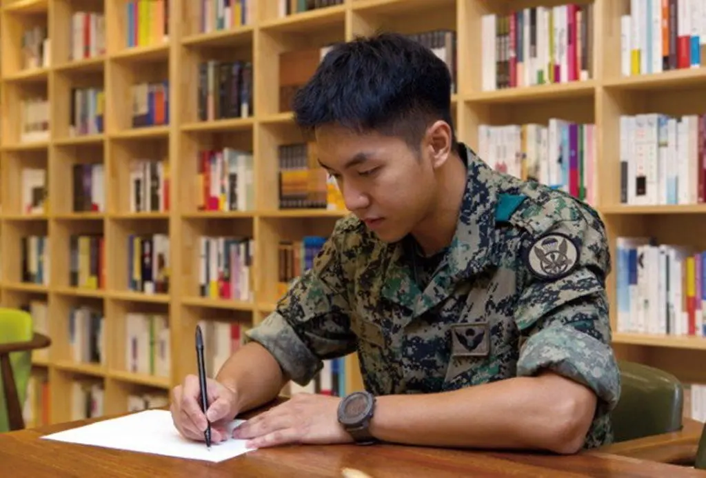 Melihat gantengnya Lee Seung Gi pakai baju militer bikin kamu nggak sabar nunggu oppa comeback. (Sumber Foto: allkpop)