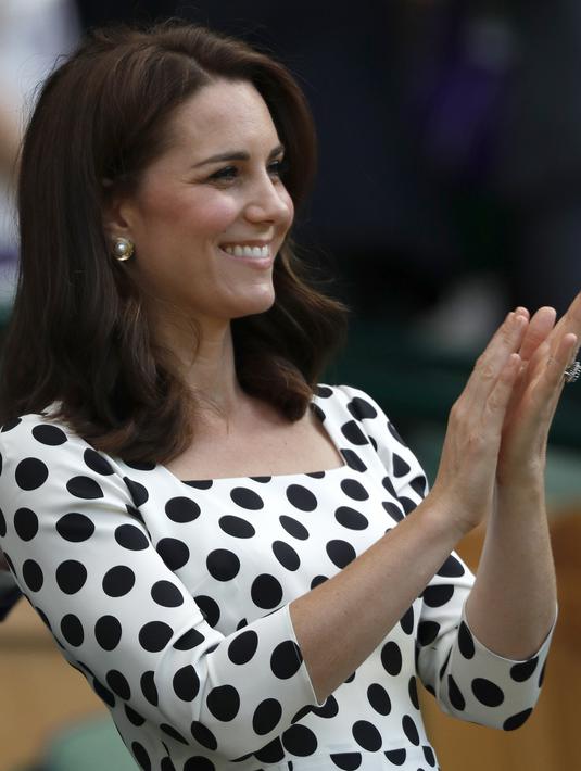 Kate Middleton bertepuk tangan setelah petenis asal Inggris, Andy Murray berhasil mengalahkan petenis Rusia, Alexander Bublik pada pertandingan babak pertama Wimbledon di London, Inggris, (3/7). (AFP Photo/Adrian Dennis)