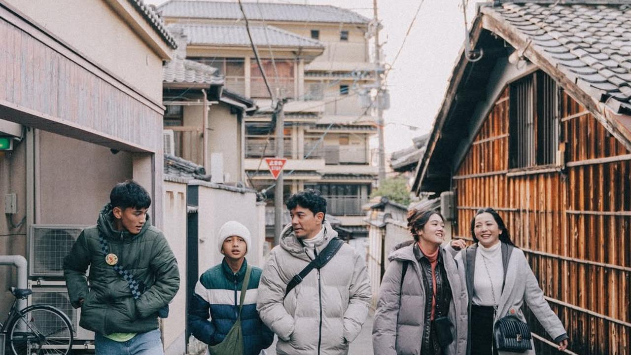 Potret Hesti Purwadinata dan Edo Borne Ajak Anak Liburan di Jepang