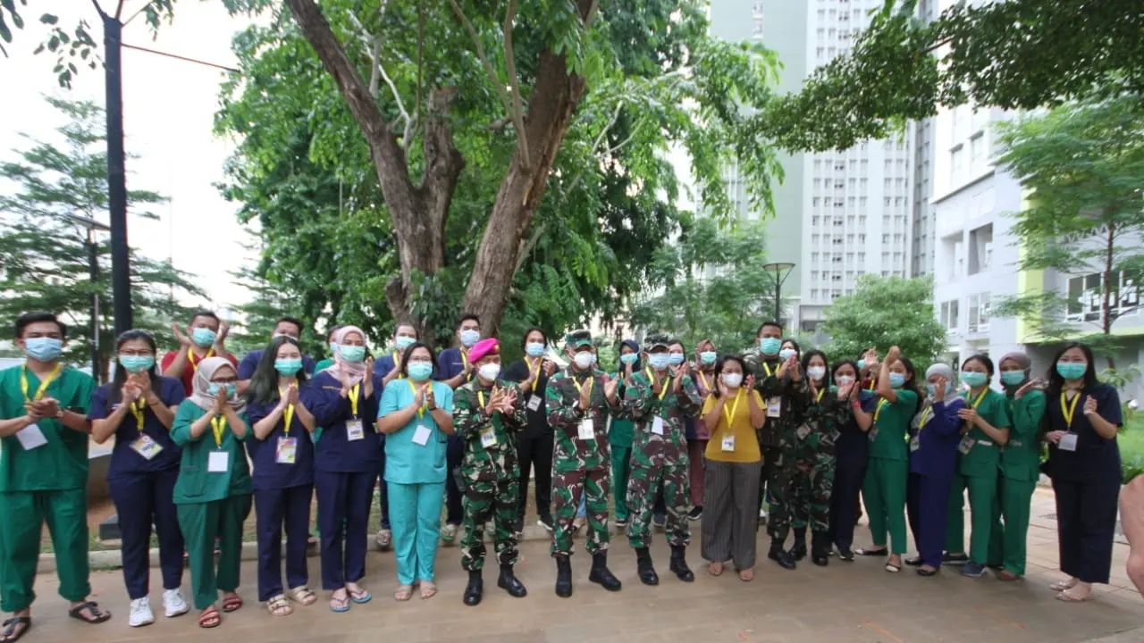 500 tenaga kesehatan RSD Covid-19 Wisma Atlet serentak melakukan tepuk tangan bersama untuk memperingati Hari Kesehatan ke-56.