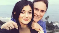Kylie Jenner Unggah Foto Bruce Jenner Pakai Celana Pendek Ketat