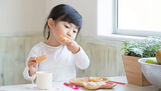 Ilustrasi anak sedang makan