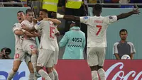 Selebrasi sejumlah pemain timnas&nbsp;Swiss usai Xherdan Shaqiri&nbsp;berhasil menjebol gawang Serbia dalam pertandingan grup G Piala Dunia 2022 yang berlangsung di Stadium 974, Qatar, Sabtu (3/12/2022). (AP Photo/Martin Meissner)