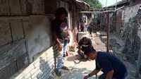 Tim Ahli Cagar Budaya serta Dinas Pariwisata dan Kebudayaan Kabupaten Indramayu saat mencoba menyelamatkan sebuah batu nisan peninggalan zaman Belanda yang dimanfaatkan untuk menutup lubang septic tank. (Ayobandung/ Erika Lia)