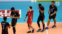 Pemain Timnas voli putra Indonesia berjalan lesu usai melawan Jepang pada 8 besar grup E Kejuaraan Voli Asia 2017 di GOR Tri Dharma, Gresik, Sabtu (29/7). Indonesia kalah 0-3 (23-25, 15-25, 12-25). (Liputan6.com/Helmi Fithriansyah)