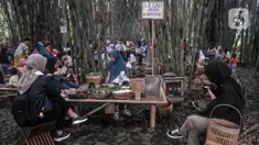 Wisatawan menyantap makanan saat berkunjung ke Pasar Papringan, Ngadiprono, Kabupaten Temanggung, Jawa Tengah, Minggu (26/2/2023). Pasar Papringan Ngadiprono menjadi salah satu destinasi wisata unik di Kabupaten Temanggung. (merdeka.com/Iqbal S. Nugroho)
