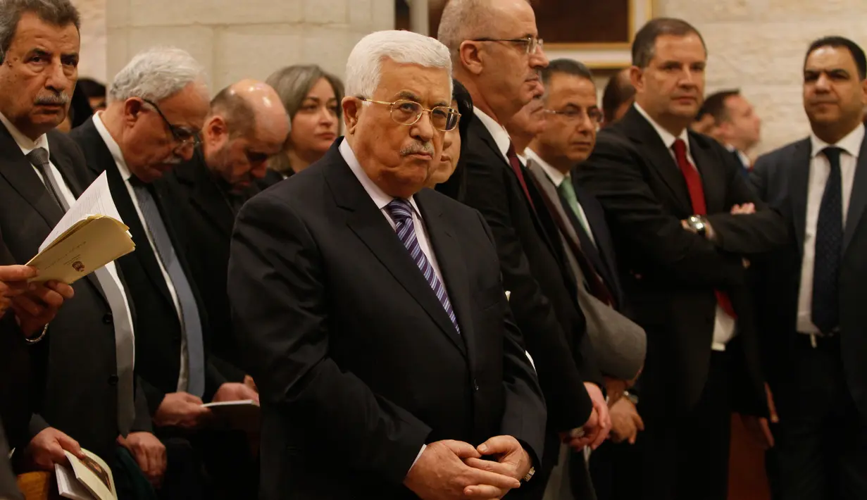 Presiden Palestina Mahmoud Abbas saat menghadiri misa Natal di Gereja Santa Katarina yang terhubung ke Gereja Nativity, di kota Bethlehem di Tepi Barat, (25/12). (AFP Photo/Musa Shaer Poll)