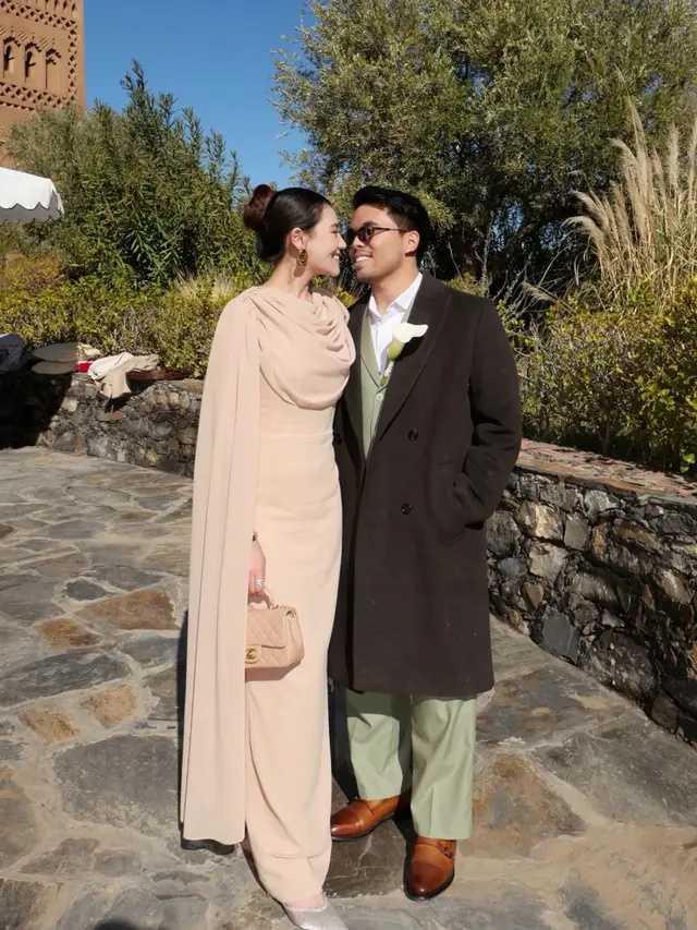 Aaliyah Massaid Dibalut Dress Front Drape saat Kondangan di Maroko. [@aaliyah.massaid]