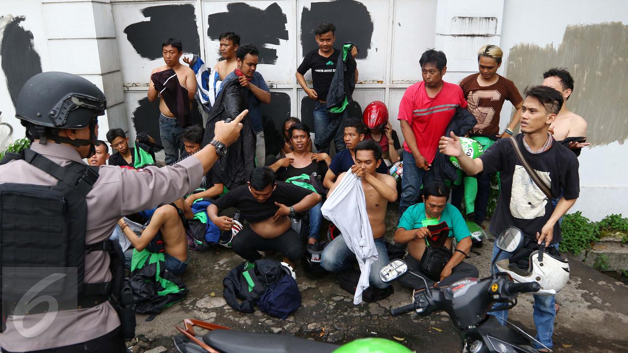 20160322-Bertelanjang Dada, Pengemudi Ojek Online di Sweeping