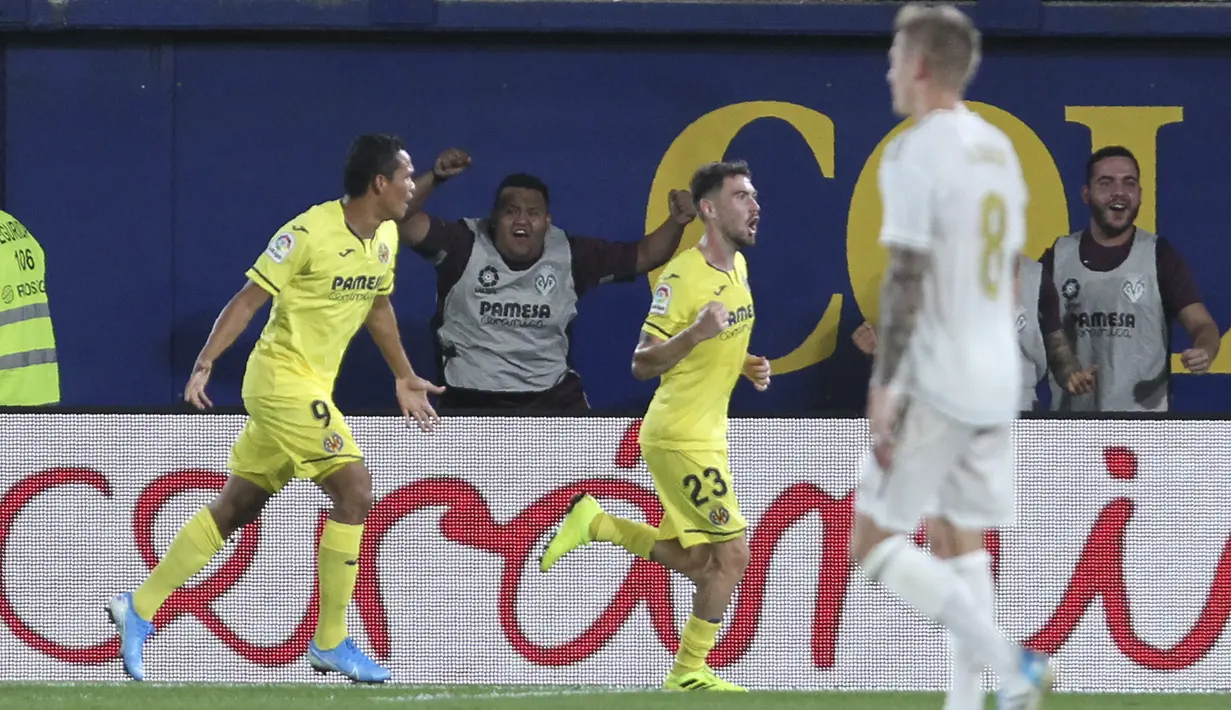 Pemain Villareal, Moi Gomez berselebrasi usai mencetak gol ke gawang Real Madrid pada pertandingan La Liga Spanyol di stadion Ceramica (1/9/2019). Real Madrid bermain imbang 2-2 atas Villareal. (AP Photo/Alberto Saiz)