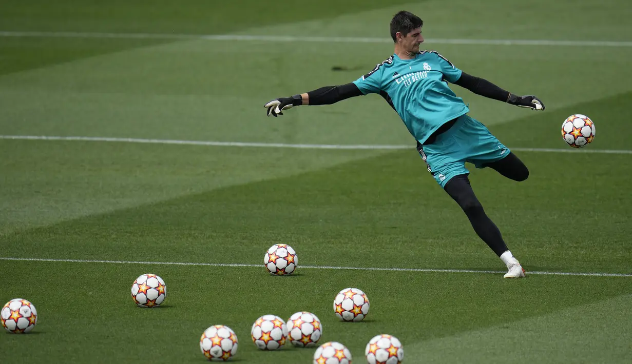 Kiper Real Madrid Thibaut Courtois menendang bola saat sesi latihan menjelang pertandingan final Liga Champions di Ciudad Real Madrid di Valdebebas, Selasa (24/5/2022). Big match antara Liverpool dan Real Madrid akan tersaji di final Liga Champions 2021-2022 di Stade de France, Paris pada Minggu, 29 Mei dini hari WIB. (AP Photo/Manu Fernandez)